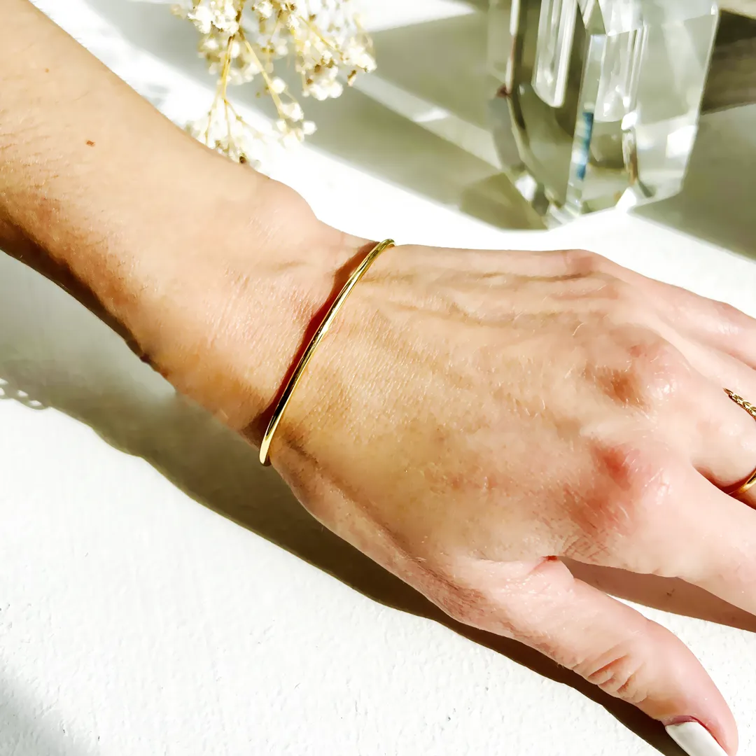 Amare Wear Minimal Plain Handcuff Bracelet