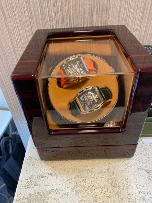 Automatic watch winder in a luxurious wood veneer finish