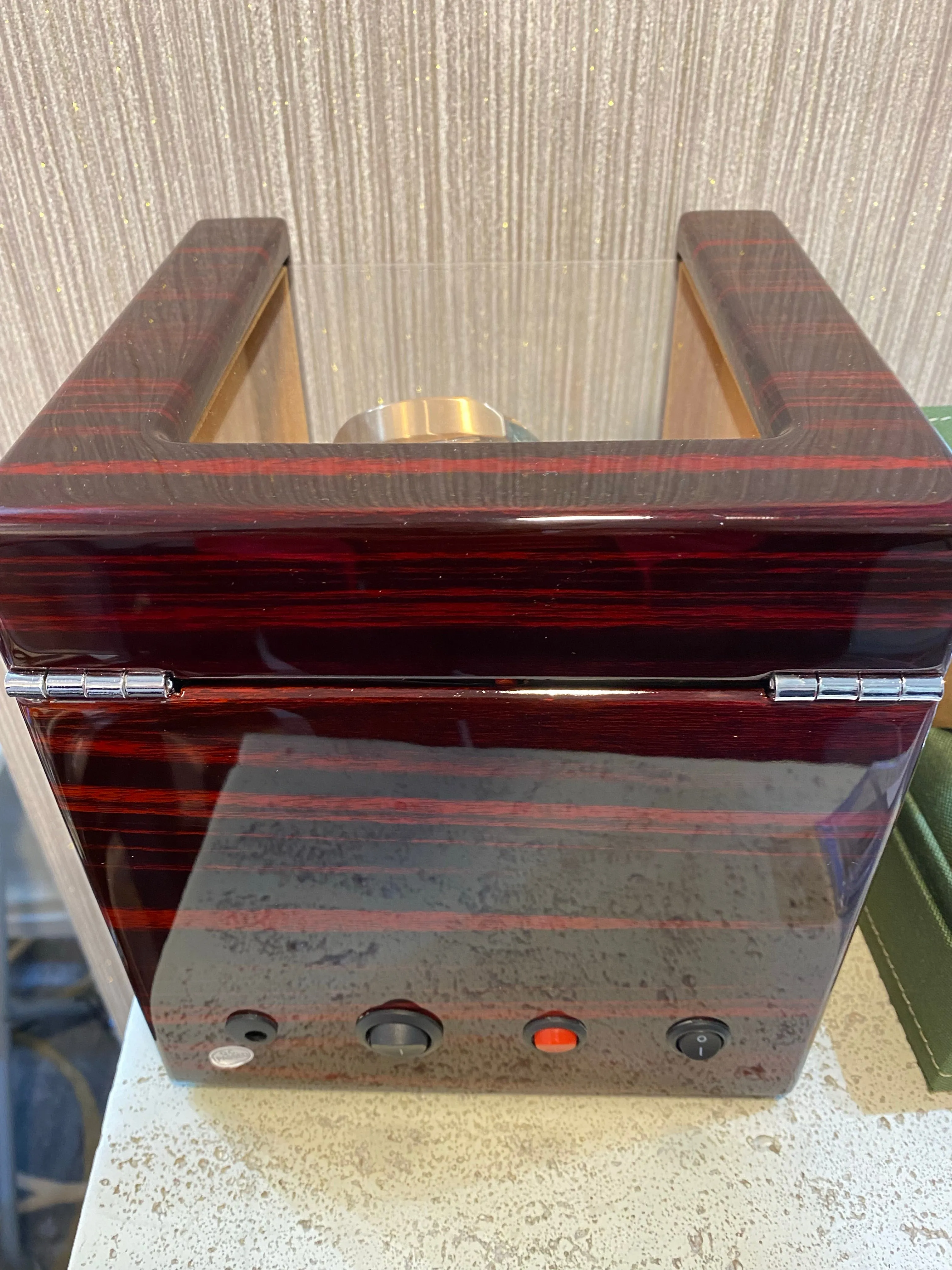 Automatic watch winder in a luxurious wood veneer finish