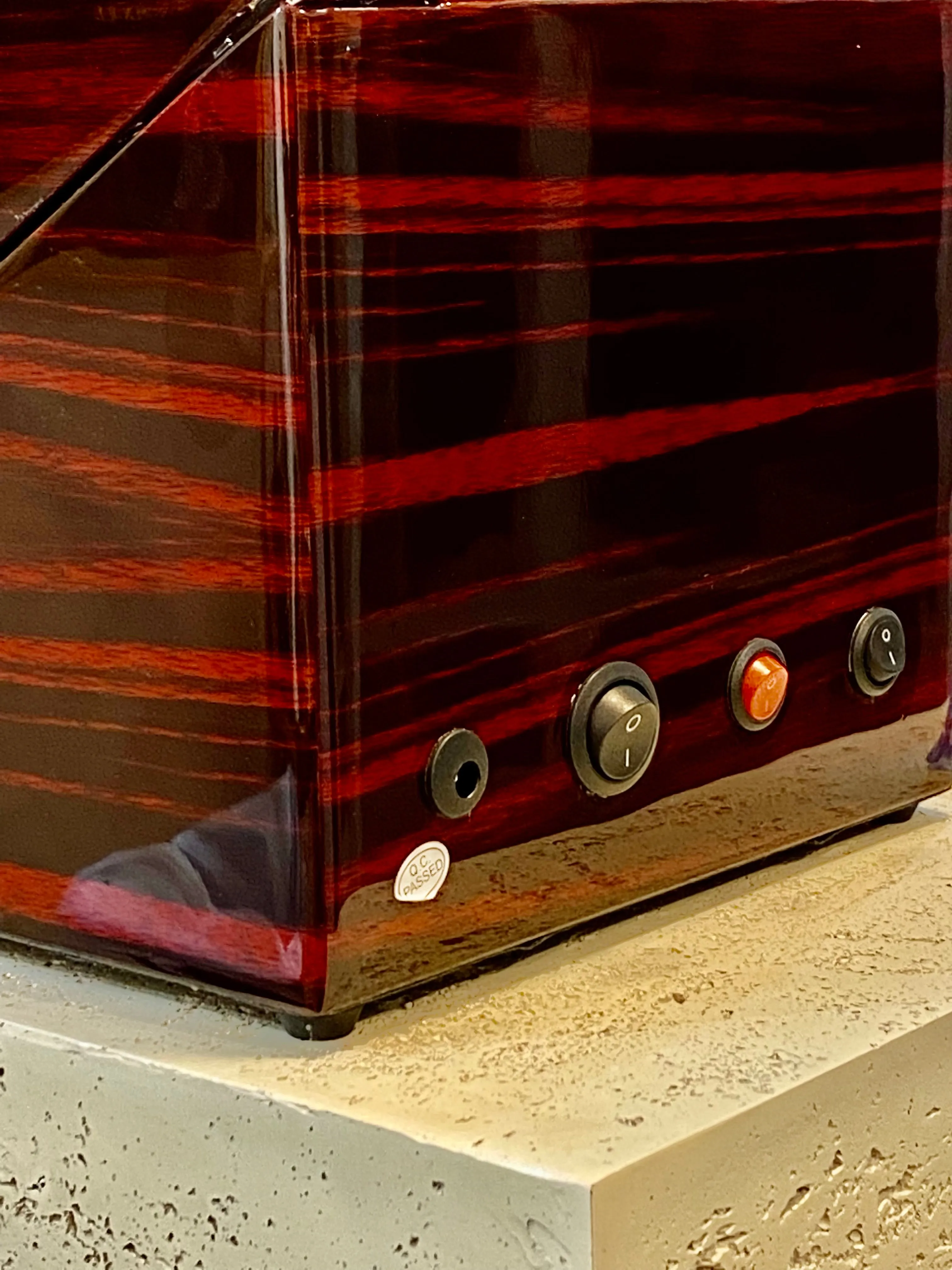 Automatic watch winder in a luxurious wood veneer finish