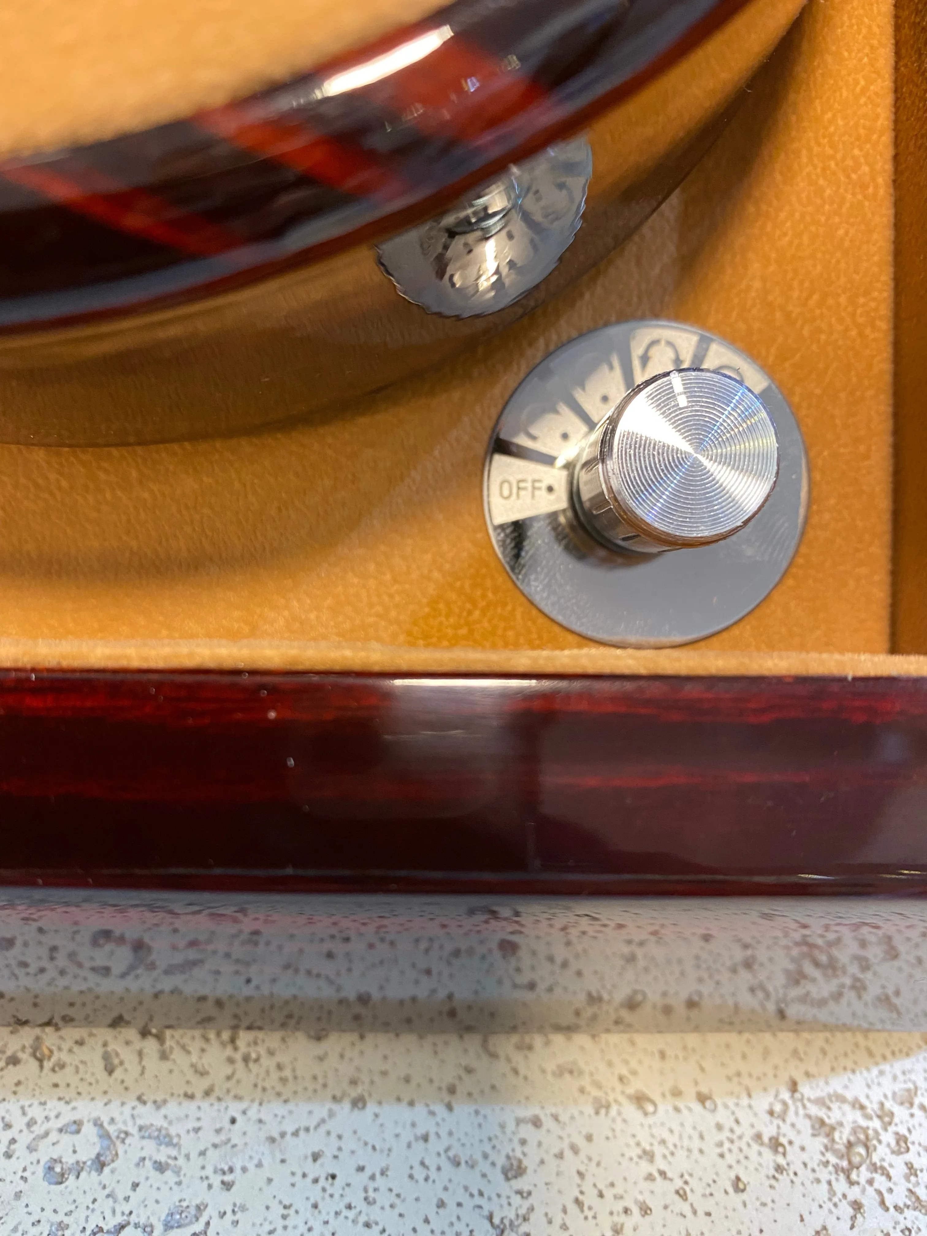 Automatic watch winder in a luxurious wood veneer finish