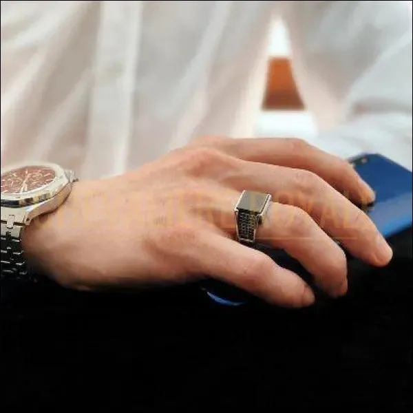 Chevalière pour homme en argent une pierre saphir design chic