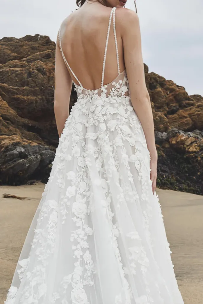 Chic Spaghetti Straps Lace Appliques Long Wedding Dress