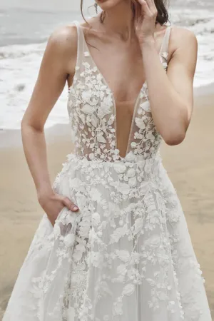 Chic Spaghetti Straps Lace Appliques Long Wedding Dress