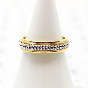 Luxurious 18k Gold Band with Platinum Twist Detail