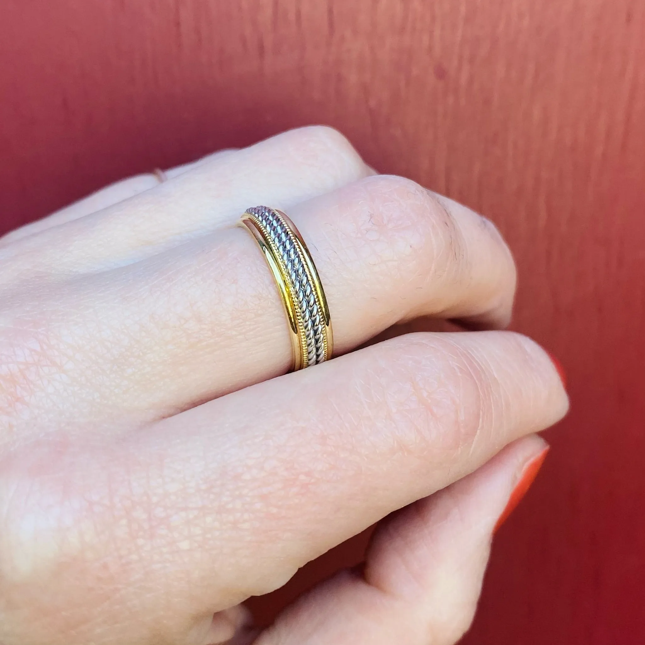 Luxurious 18k Gold Band with Platinum Twist Detail