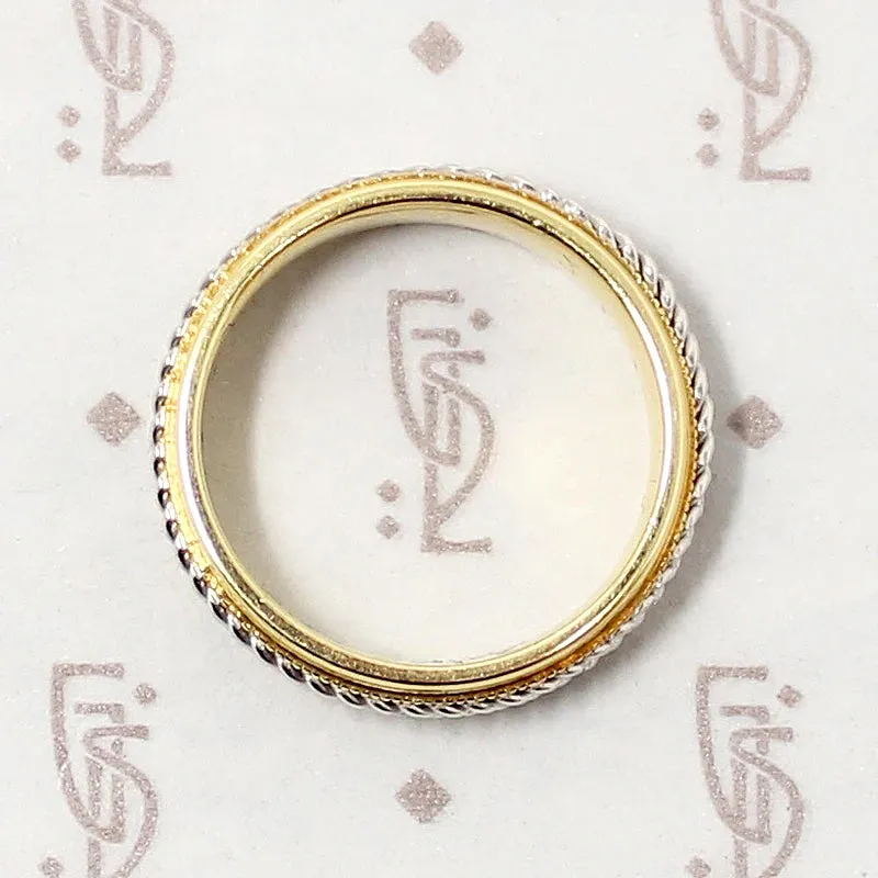 Luxurious 18k Gold Band with Platinum Twist Detail