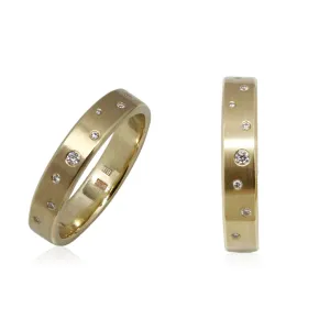 Minimal wedding band in 14k yellow gold with diamonds