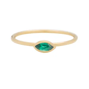 métier / emerald stacking ring