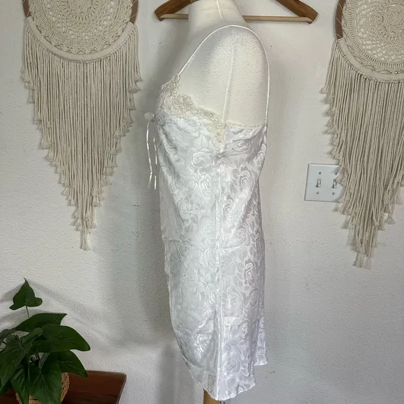 Robinsons Elegant White Satin and Lace Slip nighty medium