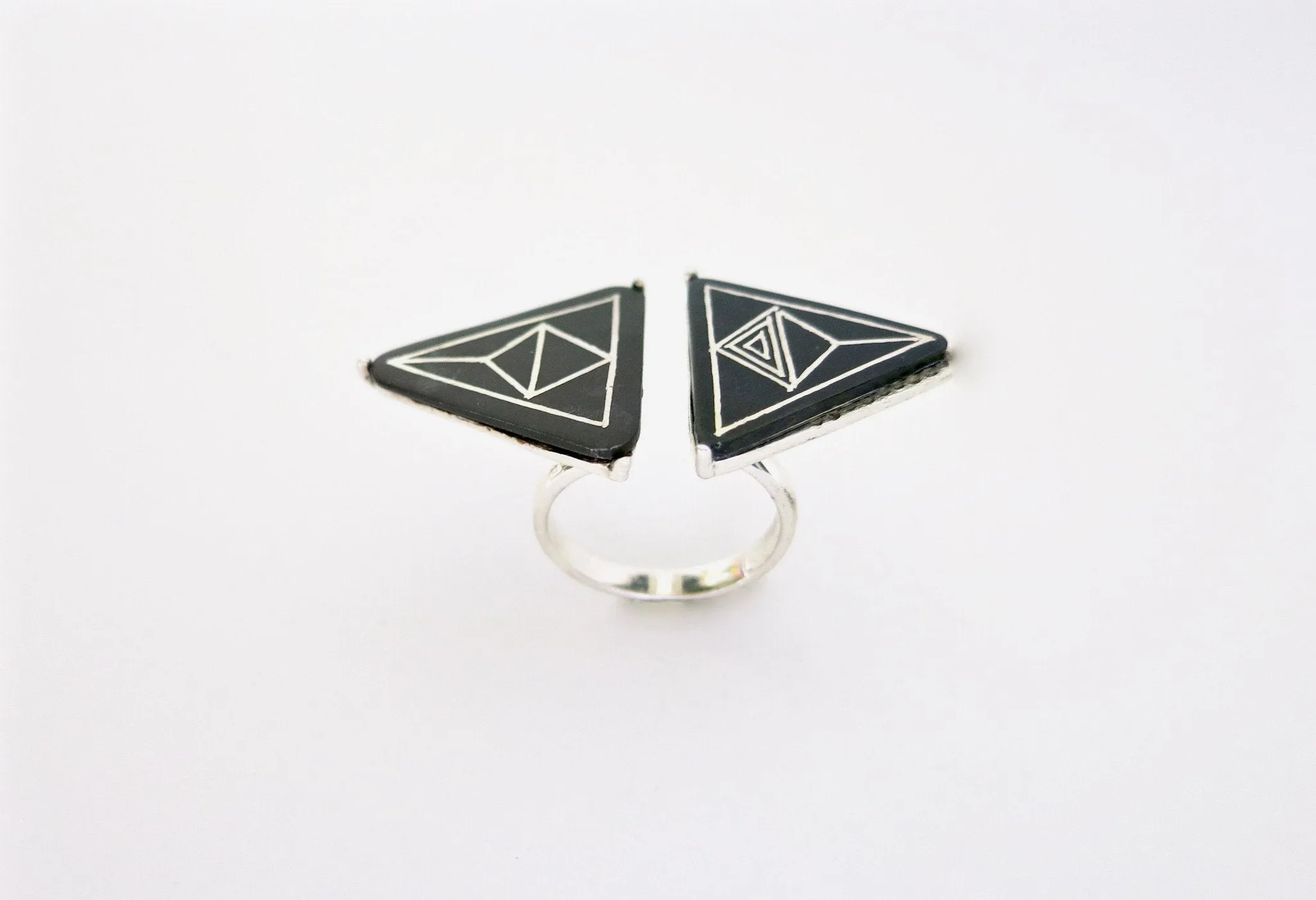 Twin triangle, statement, open Bidri ring