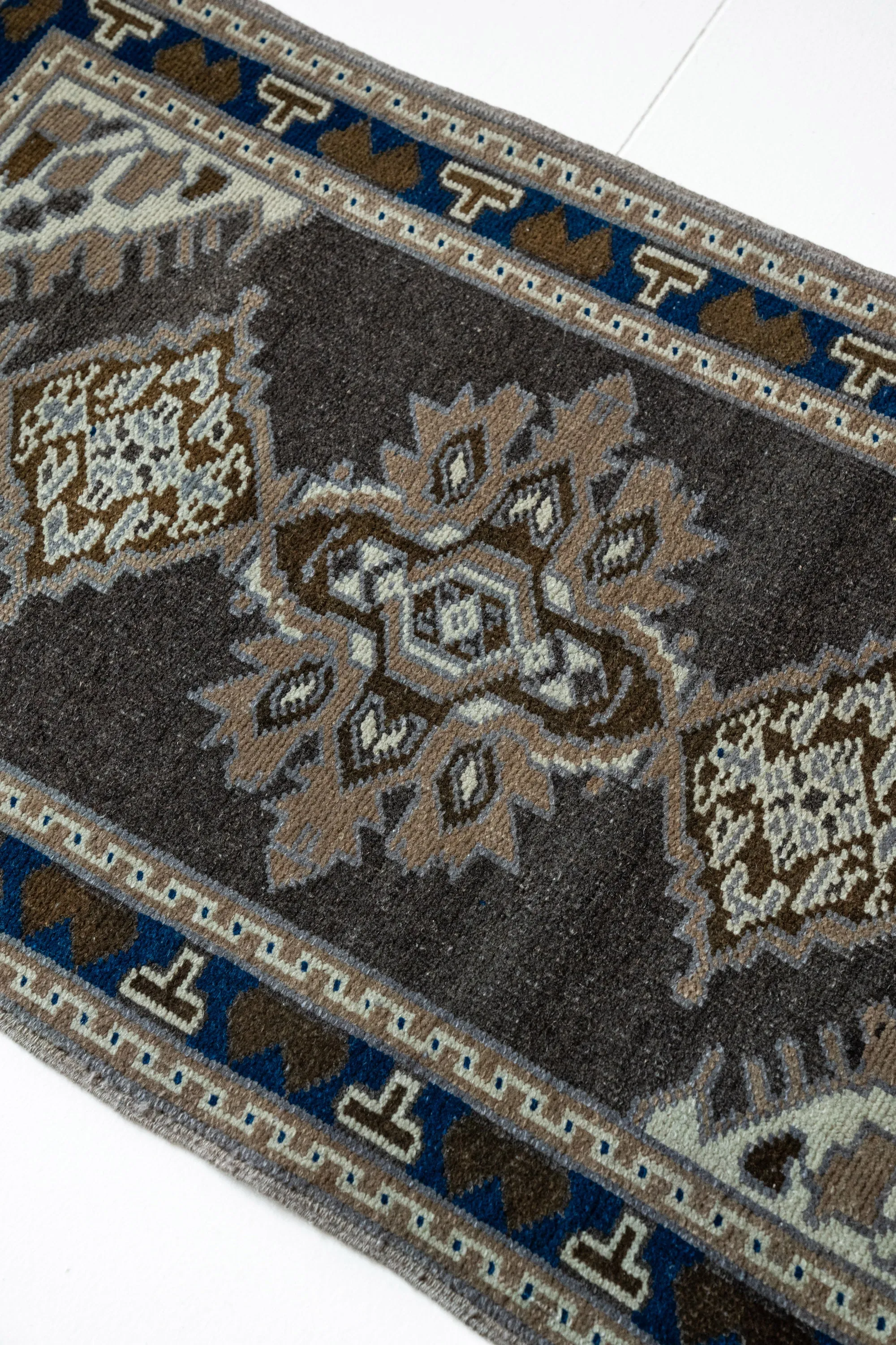 Vintage Turkish Mini Rug No. 546 | 1'11 x 3'2