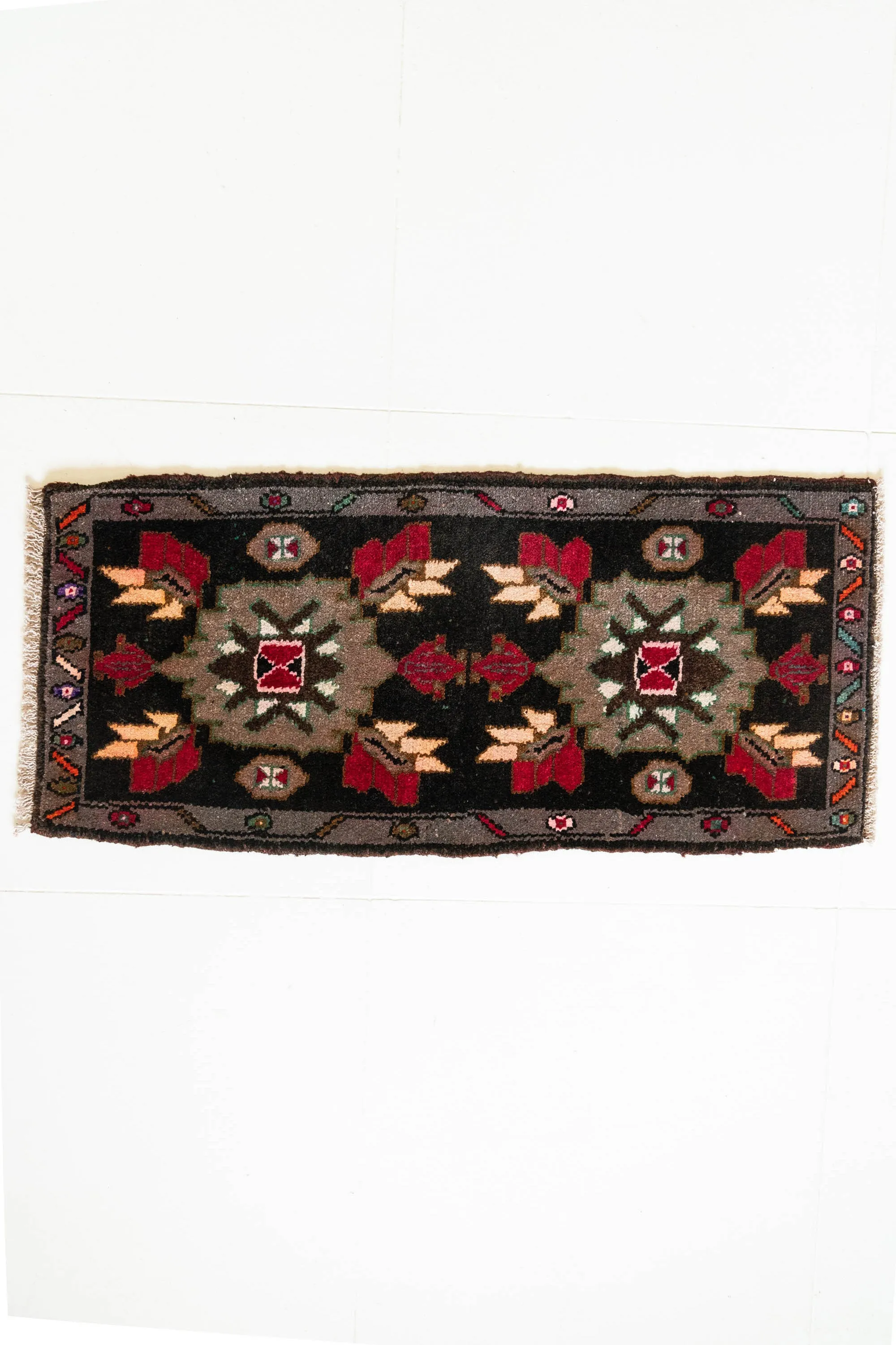 Vintage Turkish Mini Rug No. 619 | 1'7 x 3'5