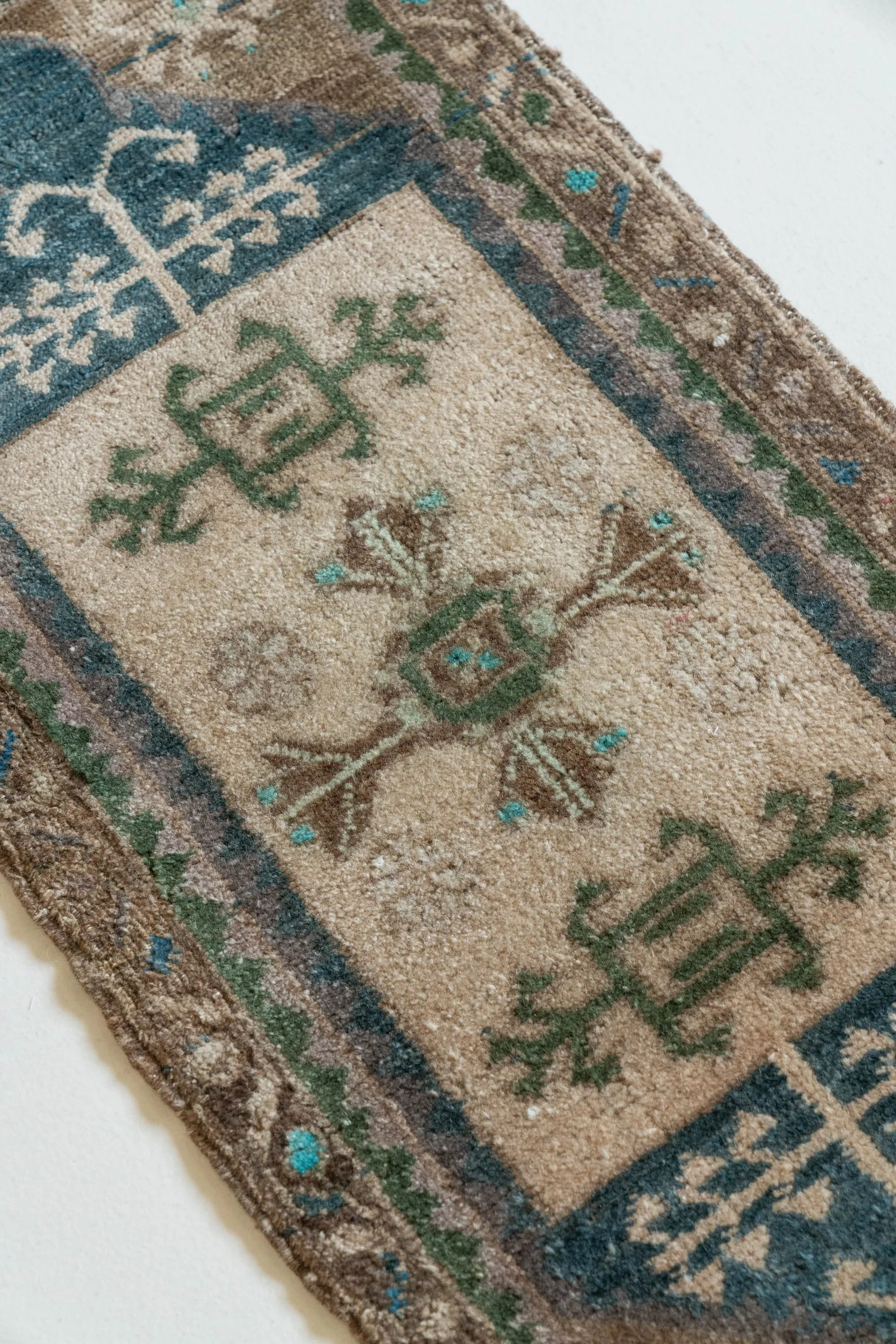 Vintage Turkish Mini Rug No. 636 | 1'5 x 3'5